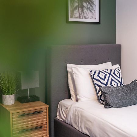 Glevum Lodge - 2 Bedroom Town Centre Apartment سيرنسيستر المظهر الخارجي الصورة