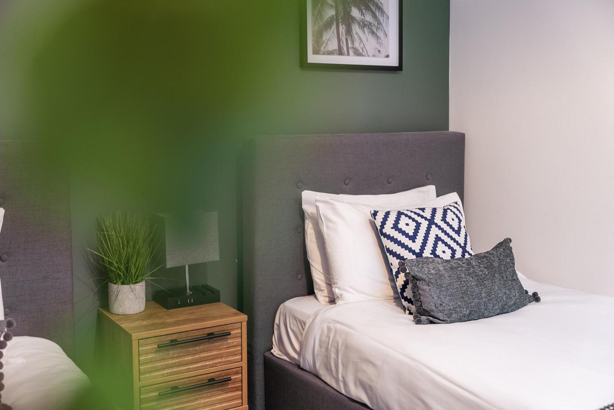 Glevum Lodge - 2 Bedroom Town Centre Apartment سيرنسيستر المظهر الخارجي الصورة